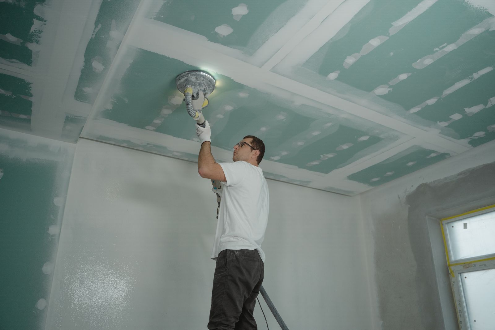 Gypsum false ceiling with cove lighting in a Dubai home